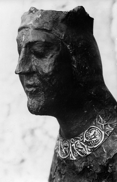 Rokamadūras Jaunavas skulptūra. Nomelnējis koks, sudrabs. Kā svētceļojumu galamērķis un kulta objekts pirmo reizi pieminēta pāvesta bullā 1105. gadā. Attēls no 1956. gada pastkartes