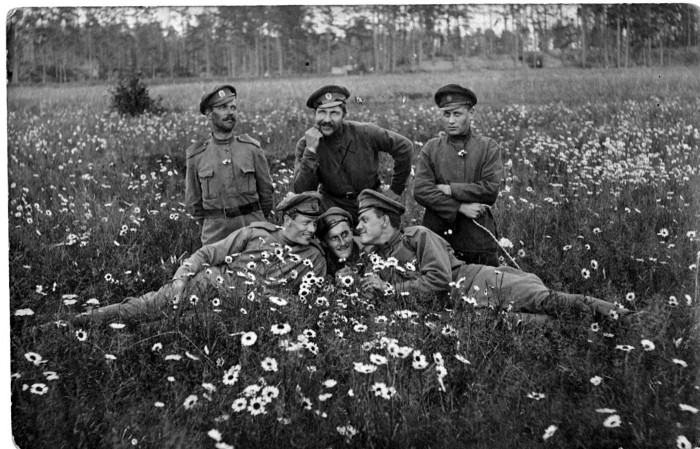 Valmieras latviešu strēlnieku pulka strēlnieki atpūtā, 1917. gada vasara. Foto no Latvijas Kara muzeja krājuma