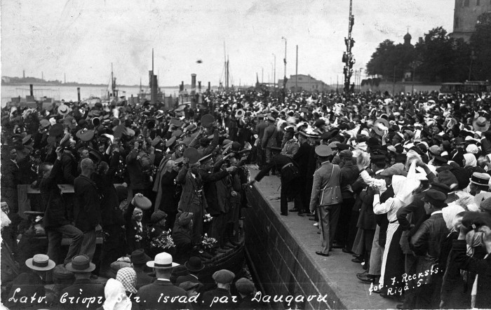Brīvprātīgie latviešu strēlnieki un viņu pavadītāji Daugavmalā, 1915. gada 14. augusts. Foto no Latvijas Kara muzeja krājuma