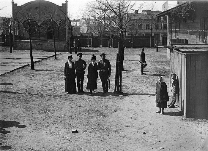 Daugavgrīvas latviešu strēlnieku bataljona virsnieki poručiks Pēteris Būriņš (no labās) un praporščiks Osvalds Jansons ar kundzēm pie estrādes Grīziņkalnā, 1916. gada aprīlis. Foto no Latvijas Kara muzeja krājuma