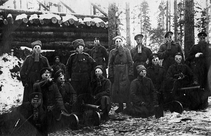 Zemgales latviešu strēlnieku pulka ložmetēju komanda pretgāzu aizsardzības mācībās, 1916. gada decembris. Foto no Latvijas Kara muzeja krājuma