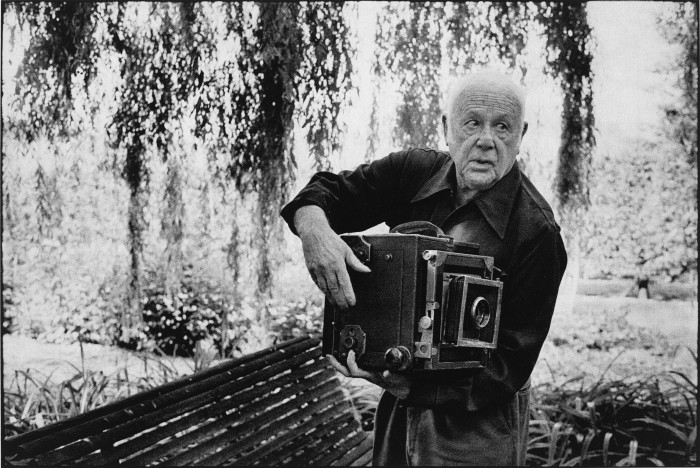 Mārtins Franks. Pols Strands fotografē Orževālas dārzu, 1974