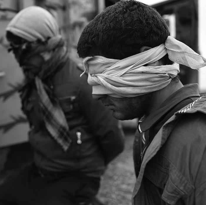 Kurdu kaujinieku sagūstīti jaunieši, kas tiek turēti aizdomās par dalību