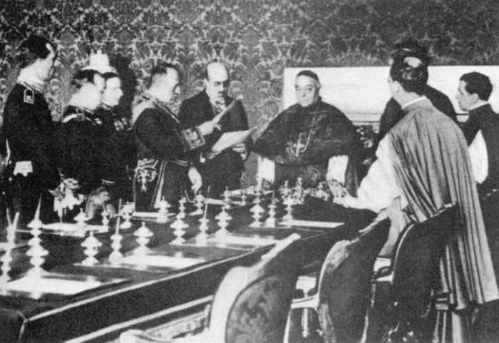 Laterānas līgums (1929) starp pāvestu un Musolīni. Pāvests atkāpjas no varas pār Romu un saņem Vatikāna pilsētas suverenitāti. Itālija atzīst katolicismu par valsts reliģiju un apņemas nodrošināt katolisku izglītību skolās.