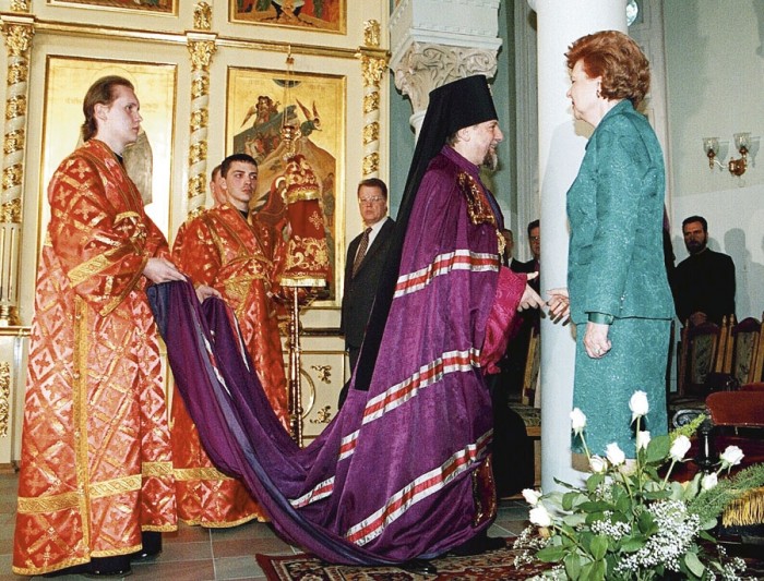 Prezidente Vaira Vīķe-Freiberga  un arhibīskaps Aleksandrs  jaunā ikonostasa iesvētīšanā (Foto: A.F.I.)