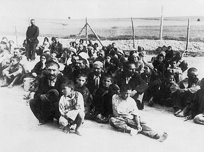 Ieslodzītie čigāni Belžecas koncentrācijas nometnē Polijā. 1940. gads.