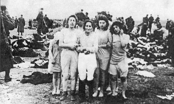 Nāvei nolemto ebreju sieviešu grupa Šķēdē, Latvijā. 1941. gads.
