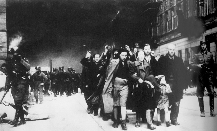 Ebrejus no Varšavas geto aizved uz nošaušanu. 1943. gads.