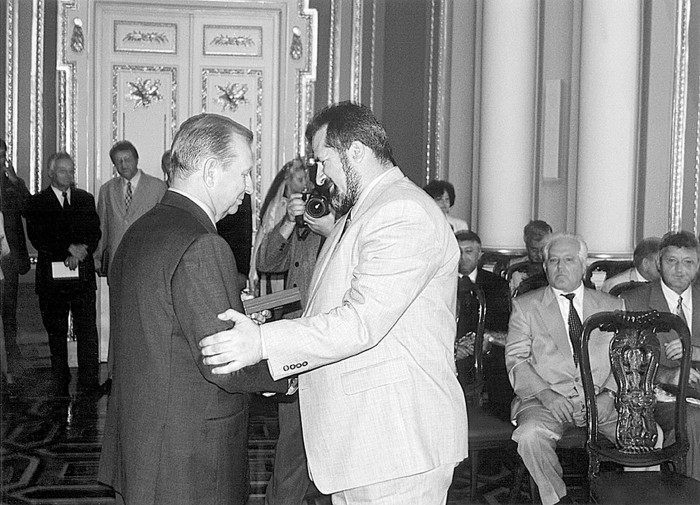 Foto no R. Čubarova personīgā arhīva. Ukrainas prezidents Leonīds Kučma pasniedz deputātam Refatam Čubarovam ordeni par nopelniem Ukrainas valsts labā