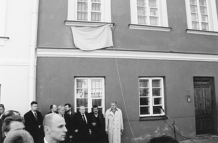 Foto: Uldis Tīrons. Piemiņas plāksnes atklāšana Josifam Brodskim Viļņā: no labās — Tomass Venclova, Ginters Grāss, Česlavs Milošs, Lietuvas prezidents Valds Adamkus (aiz miesassarga galvas).