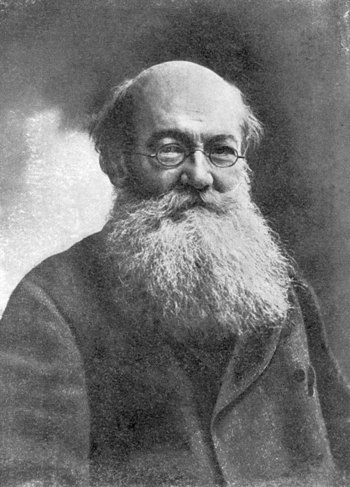 Pjotrs Kropotkins (1842-1921) Krievu kņazs, ģeogrāfs, literatūras kritiķis un zinātnieks, kurš padarija anarhisma teoriju par populāru plašās darbaļaužu masās. Uzskatīja, ka cilvēka individuālo brīvību spēj garantēt vienīgi apzinīga un apbruņota indivīda cīņa par savām tiesībām. “Cilvēka tiesības eksistē tikai tiktāl, ciktāl viņš ir gatavs tās aizstāvēt ar ieroci rokās.”