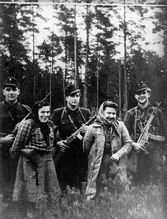 Foto no Latvijas Kara muzeja fondiem. Nacionālie partizāni. Pēteris Suts, “Hauptmanis” (pa labi) ar savu grupu. 1950. gada jūlijs.
