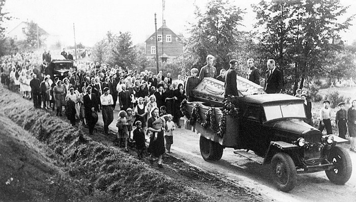 Foto no Latvijas Kara muzeja fondiem. Noslepkavoto četru biedru apbedīšana Smiltenē. 1948. gada 22. jūlijs.