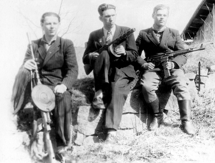 Foto no Latvijas Kara muzeja fondiem. Iznīcinātāju grupa Ērgļos. 1951. gads.