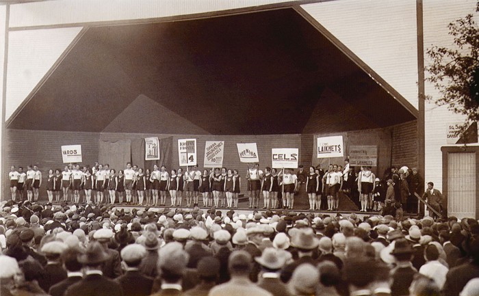 Sportisti propagandē kreiso presi Darba svētkos Rīgā, Saulesdārzā, 1928. gada 8. Jūlijā. Foto no Latvijas Kara muzeja fondiem