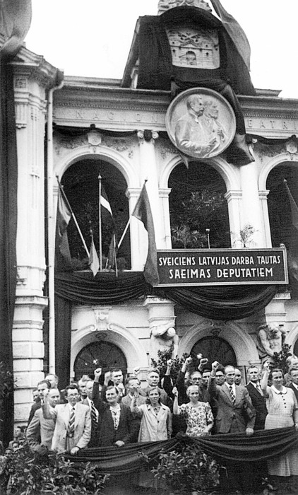 Foto no Latvijas Kara muzeja fondiem. Skats no 1940. gada 21. jūlija tautas manifestācijas Rīgā. Tautas Saeimas deputāti apsveic manifestantu rindas pie LPSR Drāmas teātra