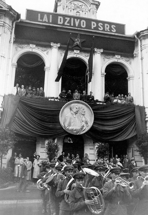 Foto no Latvijas Kara muzeja fondiem. Latvijas armijas manifestācija 1940. gada 6. augustā par godu Latvijas uzņemšanai PSRS