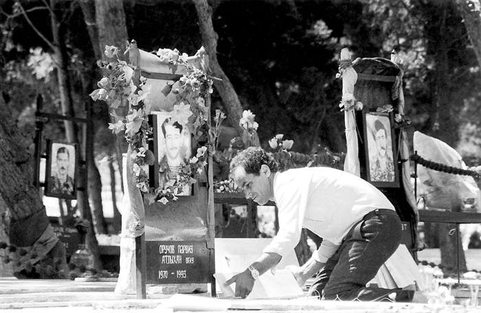 Foto: Atis Klimovičš, no RL arhīva. Baku kapi, kuros apglabāti gan 1990. gadā padomju armijas nogalinātie, gan Armēnijas — Azerbaidžānas karā kritušie