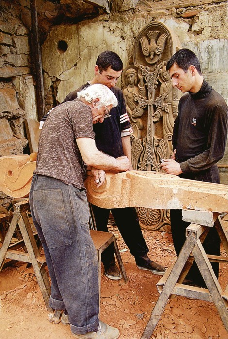 Foto: Atis Klimovičš, Diena. Erevānas akmeņkalis ar mācekļiem