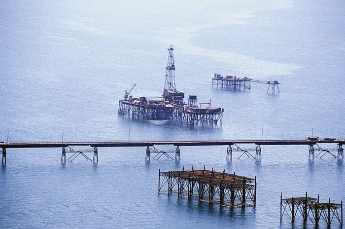Foto: Atis Klimovičš. Naftas platformas Kaspijas jūrā (no kreisās) un Norvēģijā