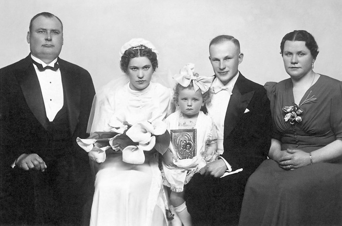 Foto no Jefimijas Koroļkovas personīgā arhīva. Vecticībnieku laulības Grebenščikova draudzē Rīgā, 1940. gada 12. maijā. Vidū ar ikonu — rituāla bērniņš