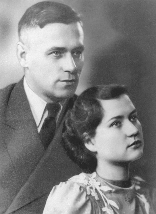 Vilis Lācis ar otro sievu Veltu Lāci (Kalpiņu).  Ap 1944. gadu (Foto no Latvijas Valsts kinofotofonodokumentu arhīva)