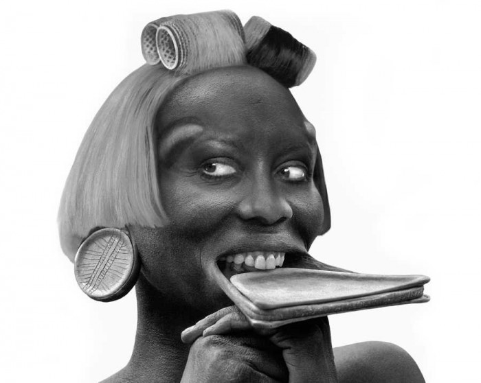 ORLAN. Pašhibridizācija: surmiešu sieviete ar lūpas plati un eirosentetjēnietes ar matu ruļļiem seju. Fotogrāfija, 2002