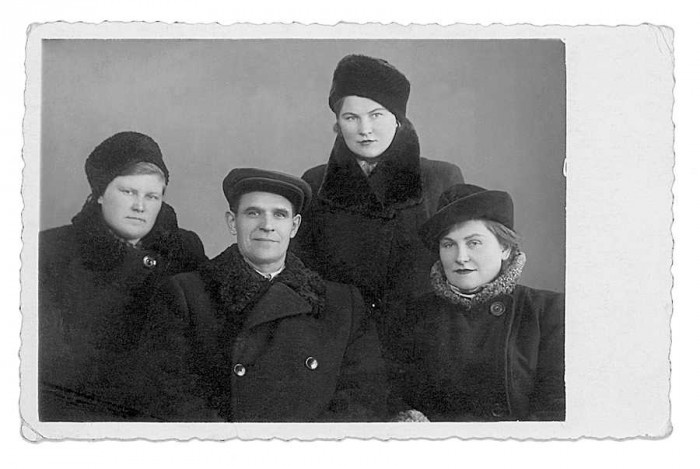 Olga Aleksandrovna (pa labi augšā) kopā ar “trešo vīru ar 38 . pantu.” (Foto no personiskā arhīva)