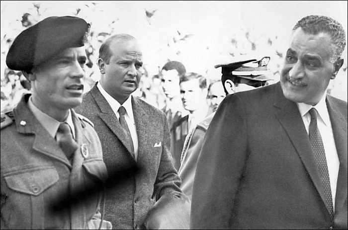 Muammars Kadafi (pa kreisi) un Ēģiptes prezidents Gamels Abdu Nasers (pa labi) 1969. gadā Arābu sammita konferencē (Foto - AFP)