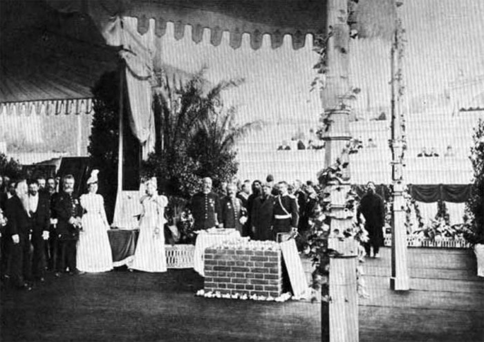 Svinīgi ieliek muzeja pamatakmeni, 1898. gada augusts (Foto no A. Puškina Valsts tēlotājas mākslas muzeja materiāliem)