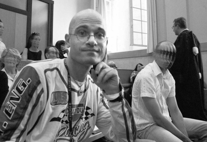 Frederiks Burdēns, 31 gadu vecs identitāšu zaglis Po tiesas namā, kur tiek apsūdzēts par viltotu dokumentu izgatavošanu un par to, ka vienu mēnesis izlicies par 15 gadus vecu spāņu bāreni, 2005 (Foto: AFP/ImageForum)