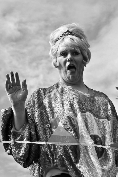 Reikjavīkas mērs Jons Gnarrs piedalās pilsētas geju parādē 2011. gada 6. augustā (Foto: Imageforum/LETA)