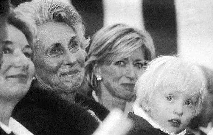 Marī Aliksa Šlēsvigas-Holšteinas hercogiene ar meitu princesi Ingeborgu un mazdēlu Aleksi (Foto no Luīzenlundas skolas žurnāla, 1999)