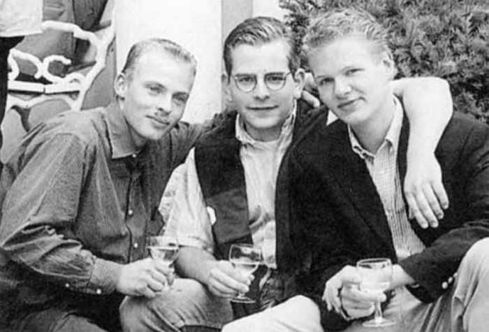 Klasesbiedri gurķu boles (gurķu sula + šampanietis) ceremonijā pēc gala eksāmenu rezultātu paziņošanas (Foto no Luīzenlundas skolas žurnāla, 1999)