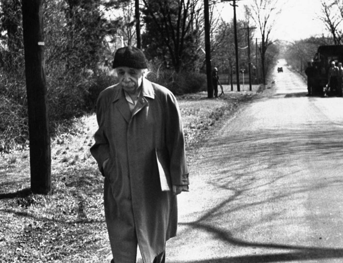 Profesors Alberts Einšteins uz lauku ceļa, 1953 (Foto: Getty Images)