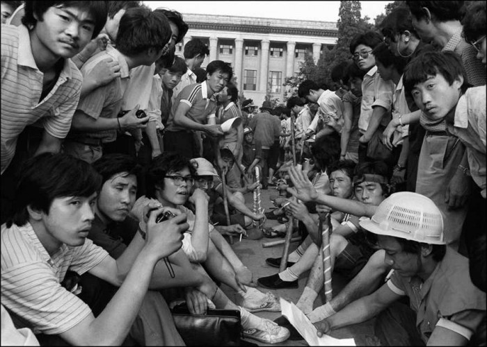 Protestējošie studenti un strādnieki pie Tautas sanāksmju nama Tjaņaņmeņas laukumā 1989. gada 3. jūnijā (Foto: AFP/Catherine Henriette)