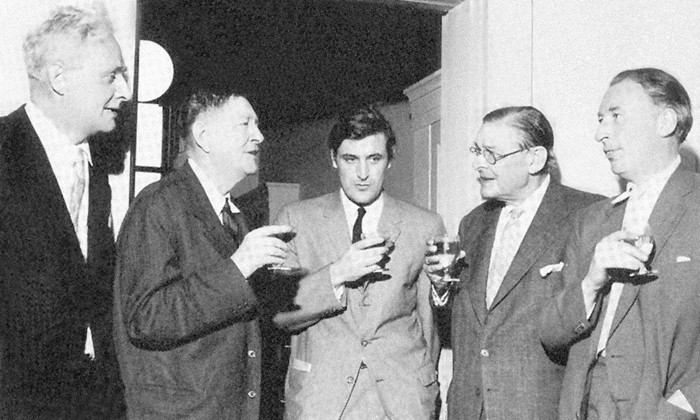 Viesības izdevniecībā “Faber & Faber” 1960. gadā. No kreisās: Stīvens Spenders,  V. H. Odens, Teds Hjūzs, T. S. Eliots, Lūiss Maknīss (Foto - Mark Gerson)