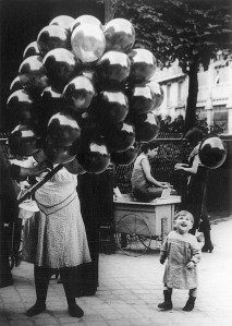Balonu pārdevēja, 1931 (Foto: Brassai)
