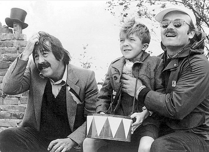 1999. gada laureāts literatūrā Ginters Grass (no kreisās) filmas Skārda bungas uzņemšanas laikā (Foto: EPA/A.F.I.)