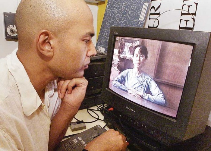 1991. gada Miera prēmijas laureāte Aunga Sana Suu Kji uzstājas no Birmas nelegāli ievestā video. (Foto: EPA/A.F.I.)