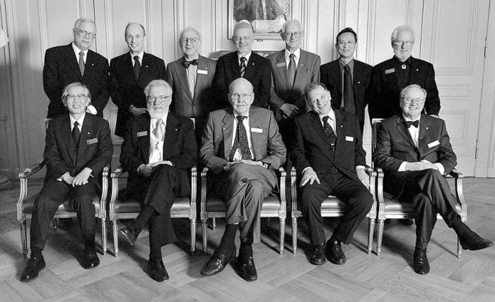 2000. gada nobelisti pozē fotogrāfam Zviedrijas Akadēmijā Stokholmā (Foto: EPA/A.F.I.)