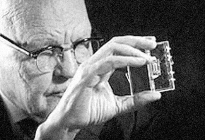 Džeks Kilbijs saņēma vienu no 2000. gada prēmijām fizikā par darbu informācijas tehnoloģiju attīstībā (Foto: EPA/A.F.I.)