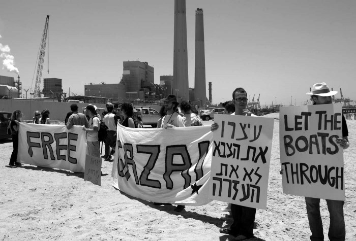 Ašdoda, 31. maijs. Ārzemju miera aktīvisti un izraēliešu kreisie protestē pret Izraēlas militāristu uzbrukumu “Brīvības flotilei” (Foto: Imageforum/LETA)