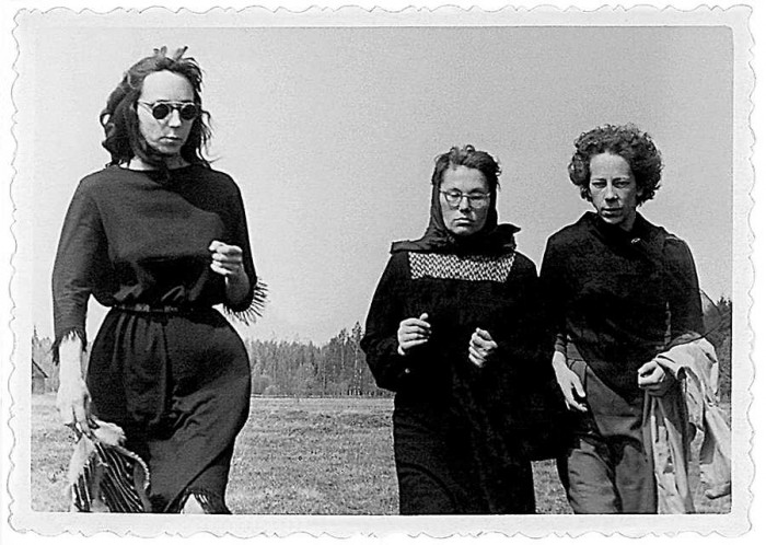 Maija Silmale (no kreisās), Broņislava Martuževa, Aina Holšteine 1963. gadā (Foto no Rakstniecības, Teātra un Mūzikas muzeja arhīva)