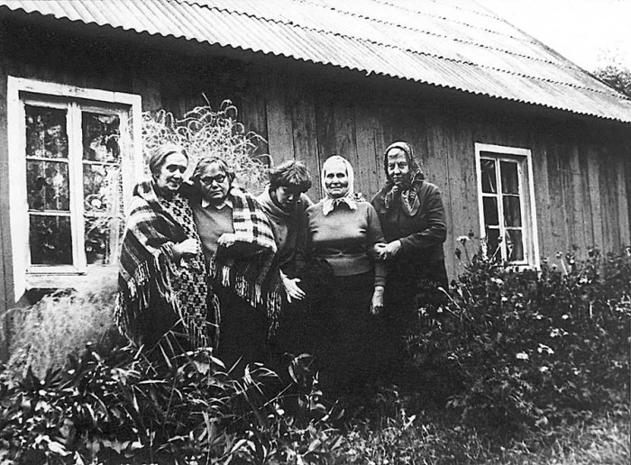 Milda Grīnfelde (no kreisās), Broņislava Martuževa, Ieva Posta (M. Grīnfeldes meita), māsa Magdalēna, Virgīnija Kriviša (B. Martuževas krustmāte) Lubānas Dārziņos, 1988. gadā (Foto no Rakstniecības, Teātra un Mūzikas muzeja arhīva)