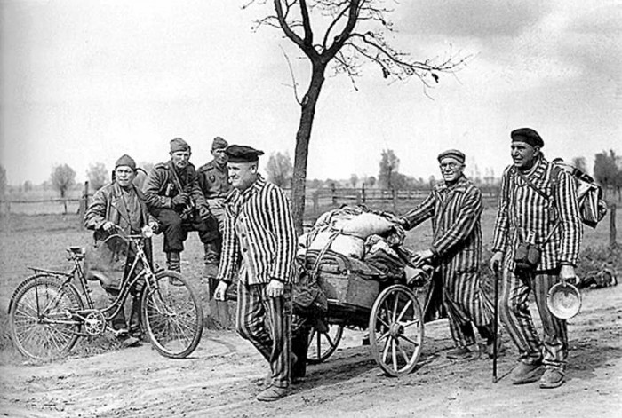 Atbrīvotie franču karagūstekņi (Foto: The Hulton Getty Picture Gallery)