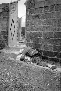 Šis fotoattēls ar mirušo vectēvu, kas ar savu ķermeni mēģinājis pasargāt mazdēlu no indīgās gāzes, pasaulei lika nošausmināties, taču kurdu likteni tā turpināja ignorēt. (Foto: Sygma)