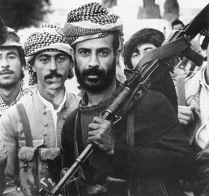 Kurdu kaujinieki pešmergi gatavojas pretuzbrukumam irākiešu spēkiem pie Kirkūkas 1991. gadā. ASV prezidents Džordžs Bušs uzkurināja kurdu sacelšanos, taču tad no viņiem novērsās. (Foto - Don McCullin)