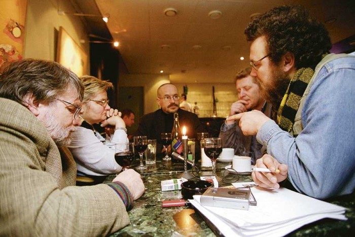 Pieci latvji aplūko dainu ainavu kafejnīcā Oziriss. (Foto - Māris Zemgalietis)