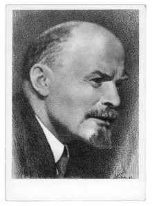 “Tad runāja Ļeņins. Ļeņina kustības, žesti, viņa spēcīgais augums, viņa balss, viss pilns suģestējošas dinamikas un spēka. Temats bija tieši par to: “Kas ir un ko darīt.” Ļeņins runāja ar visu savu būtni, kura izstaroja milzīgu pārliecības spēku katrā vārdā. Viņš paņēma klausītājus savā varā un viņa dzelžainā loģika parādīja iespējamo un vienīgo ceļu — sociālistiskās revolūcijas uzvaru. Lasot viņa grāmatas, es dzirdu viņa balsi, redzu viņu uz tribīnes un atkal atrodos viņa vārdu varā.”